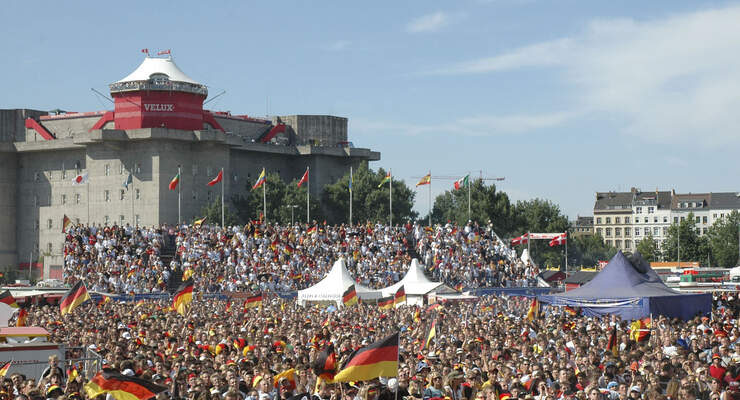 Vom 16. Juni bis 13. Juli feiert Hamburg eine große Fußballparty. Das Heiligengeistfeld verwandelt sich dann zum Public Viewing Schauplatz. Bereits zum fünften Mal werden 50.000 Zuschauer erwartet.
