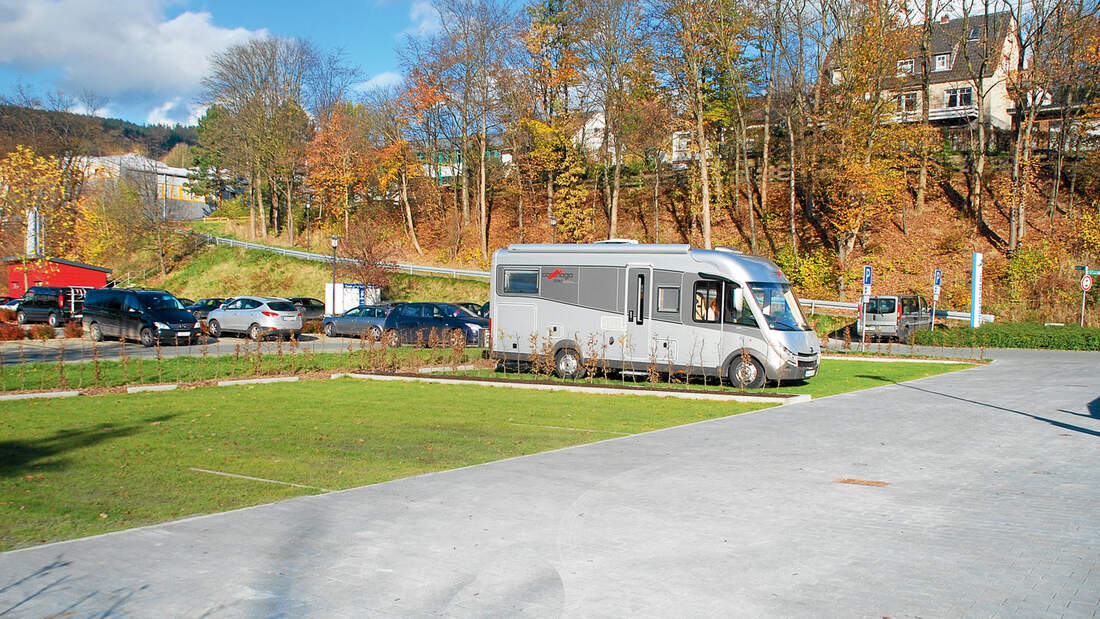 Vor dem Parkplatz wurden neue Stellplaetze eingerichtet.