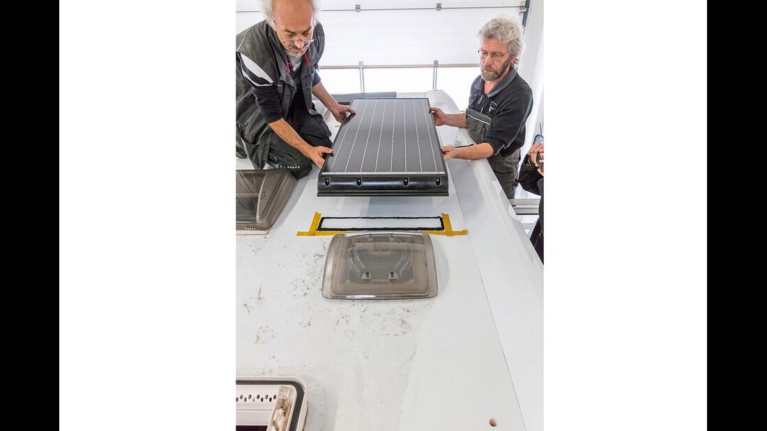 Vorsichtig wird das Solarmodul auf die mit der Dichtmasse behandelte Fläche gehoben und anschließend leicht angedrückt.
