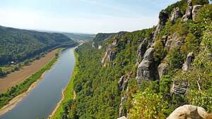 Wandern im Elbsandsteingebirge unweit der Bastei