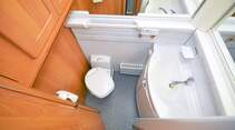 Waschbecken und WC teilen sich den Raum