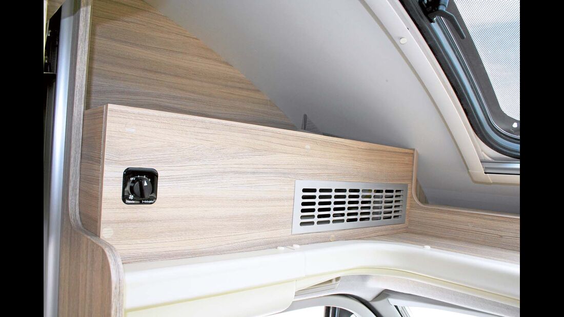 Webasto Blue Cool Drive ist ein regulierbarer Zusatzverdampfer, der an die Motor-Klimaanlage angeschlossen wird und den Passagieren auf den hinteren Plätzen Kühlung bringt. (webasto.com)