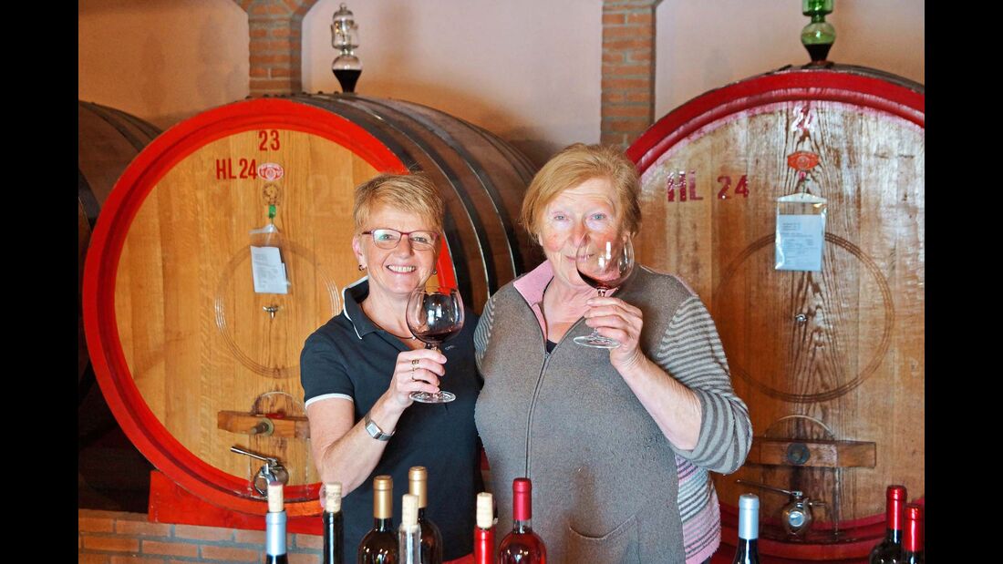 Weinprobe mit Maria Luisa Carrá (rechts) vom Weingut La Querciolana in Panicale.