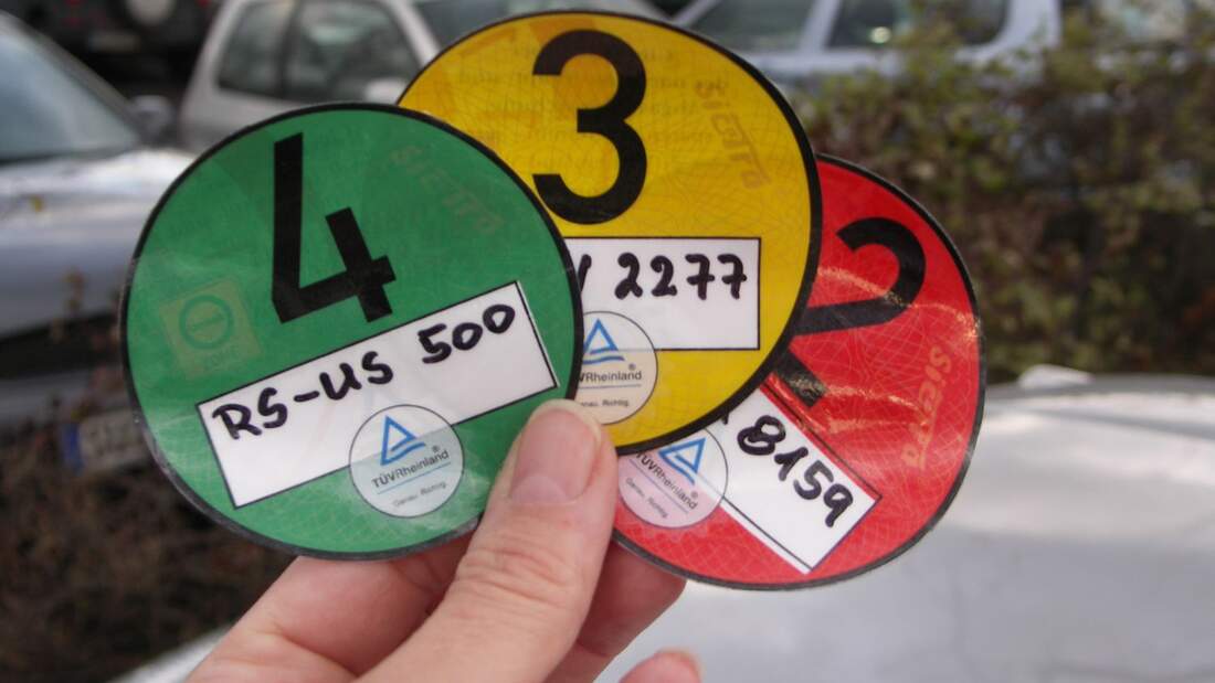 Wer etwa mit einer roten Plakette in eine Umweltzone fährt, riskiert ein Verwarnungsgeld in Höhe von 40 Euro – normalerweise.