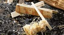 Wie mache ich Feuer? Am besten wie die Indianer: Mit einem Feuer-Tipi. In die Mitte kommt der Zunder, leicht brennbares Material wie trockene Birkenrinde oder Holzwolle. Um den Zunder bauen Sie das Anzündholz, sprich dünne Äste oder kleine Holzscheite. Mit einem Streichholz entflammen Sie den Zunder, der dann das Anzündholz anfeuert. Wenn das Holz richtig lodert, geben Sie größere Scheite Brennholz darauf – nicht zuviel, sonst erstickt es. Falls nötig, pusten. Halten Sie für den Ernstfall einen Eimer Wasser oder Feuerlöscher griffbereit.