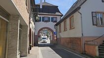 Wir fahren mit dem Reisemobil durchs alte Stadttor in Sulzburg. 