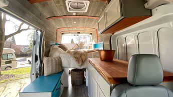 Wohnmobil-Selbstausbau DIY langer Campervan mit cozy Bett