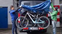 Zubehšr Abdeckplanen fŸr FahrradtrŠger Abdeckplane wird Ÿbergezogen