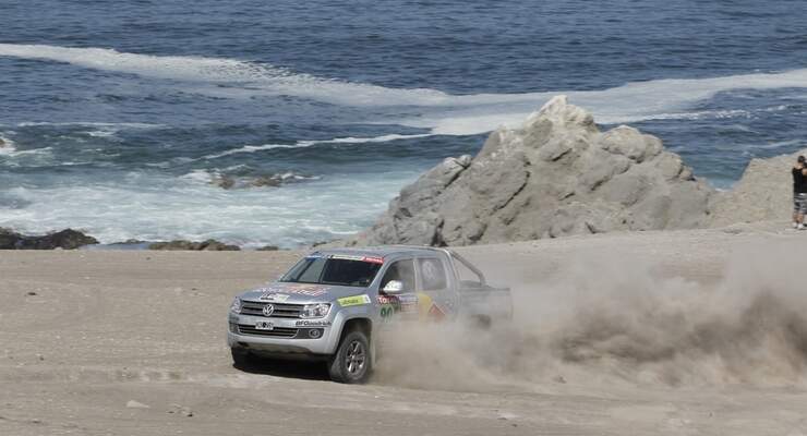 Zum dritten Mal ist Volkswagen Nutzfahrzeuge „Official Supplier“ bei der Rallye Dakar 2012. Prominente testen den Amarok