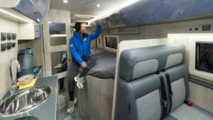 französisches Bett, Küchenzeile, Kaffeemaschine, Stauraum, Campingbus