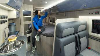 französisches Bett, Küchenzeile, Kaffeemaschine, Stauraum, Campingbus