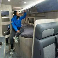 französisches Bett, Küchenzeile, Kaffeemaschine, Stauraum, Campingbus