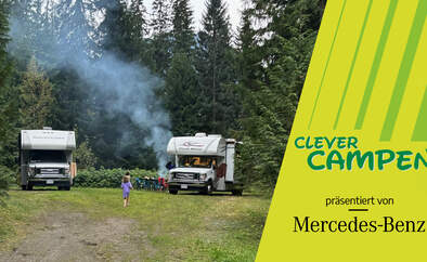 Zwei kanadische RVs in der Wildnis Kanadas