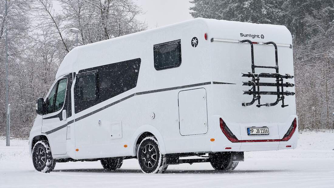 schlanker Teilintegrierter, Schnee, Seitansicht
